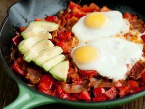 Hevos con aguacate. Desayuno paleo sin excusas